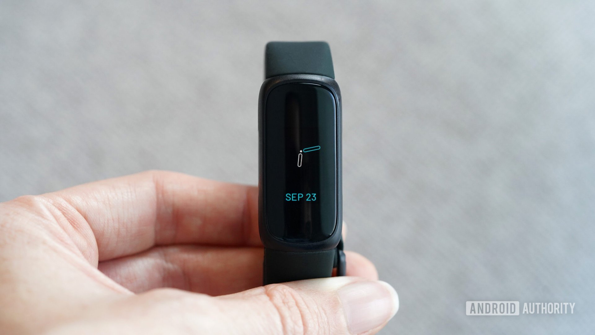 Fitbit Inspire 3 watch face 2 A user holds a Fitbit Inspire 3 in hand, displaying its watch face.