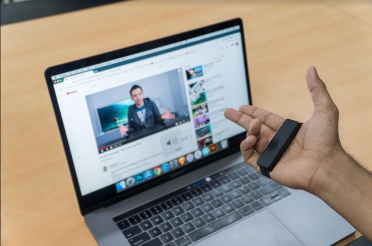 Raising the volume of the laptop with an up gesture